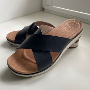 UGG KARI SANDAL navy straps